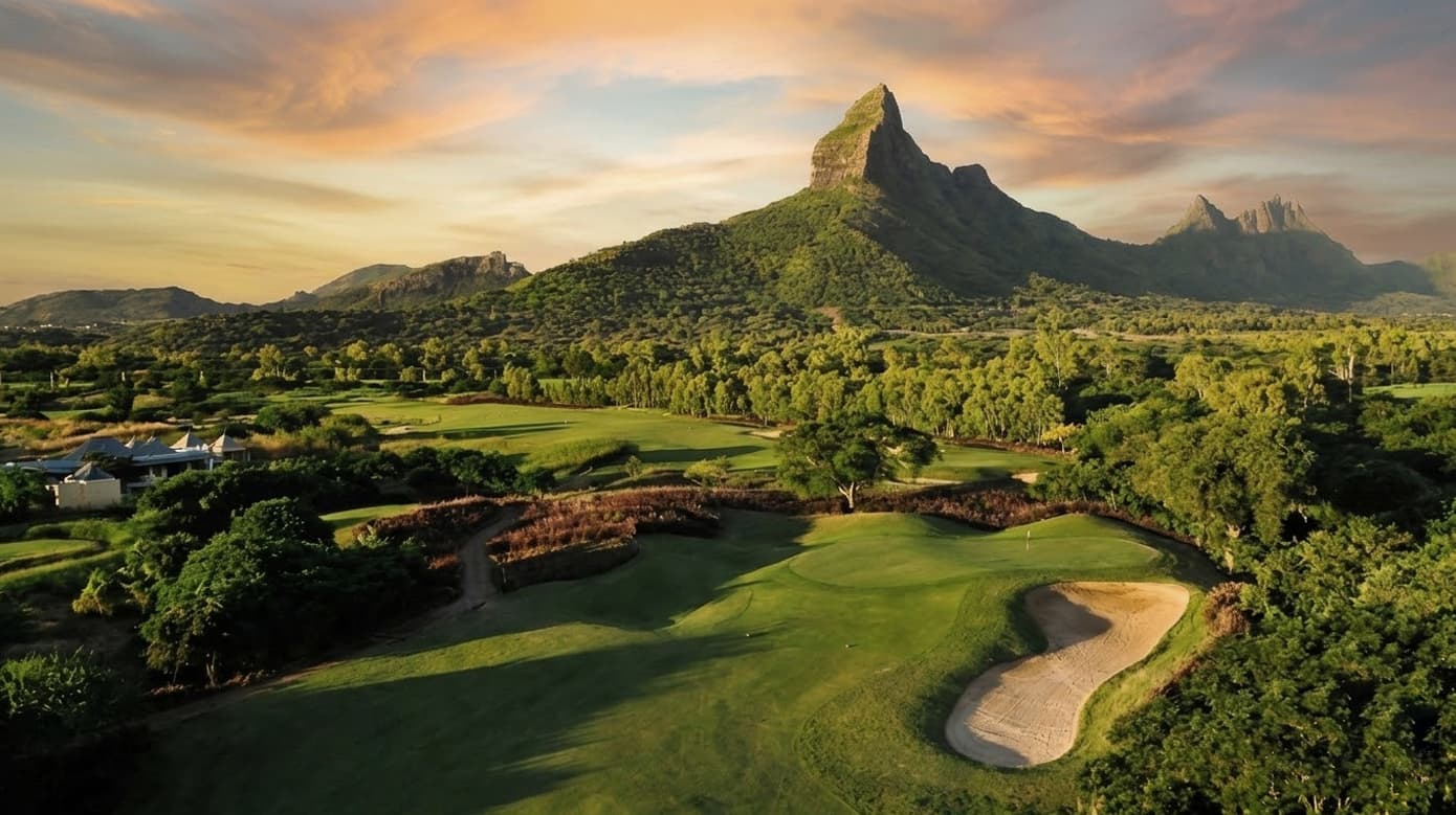 Domaine résidentiel haut de gamme avec parcours de golf et montagne à l’île Maurice au coucher du soleil