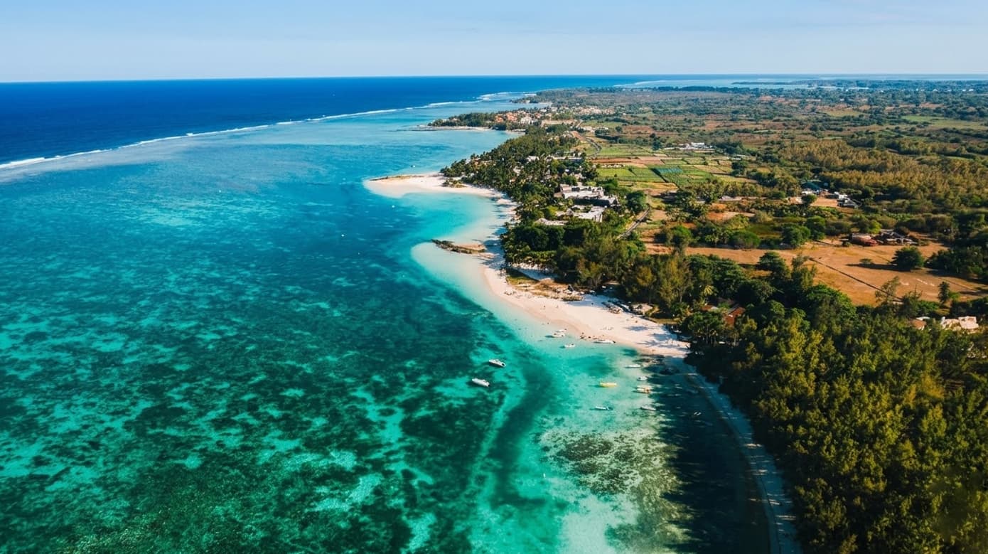 Vue aérienne de la côte est de l’île Maurice avec lagon turquoise, plages de sable blanc et littoral peu dense